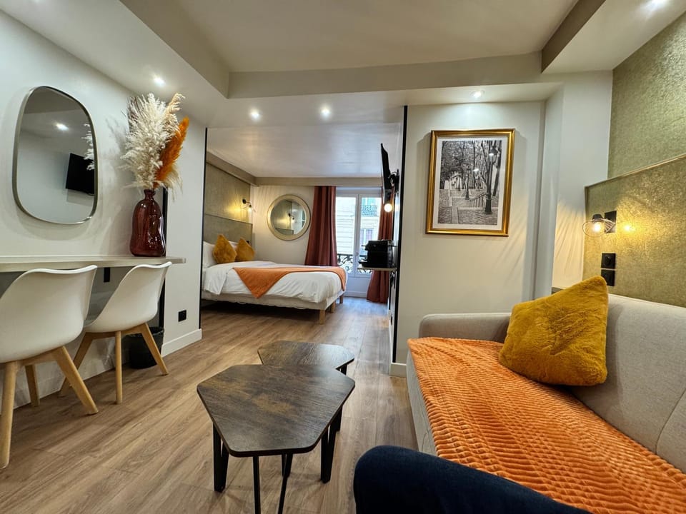 Bed, TV and multimedia, Living room, Photo of the whole room, Seating area, Bedroom