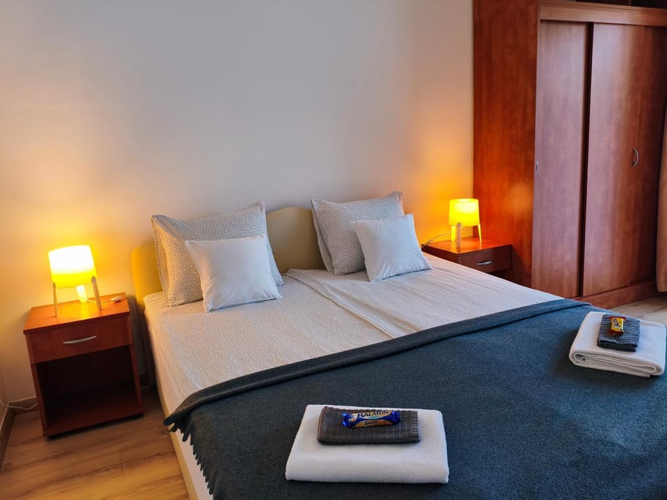 Bed, Photo of the whole room, towels