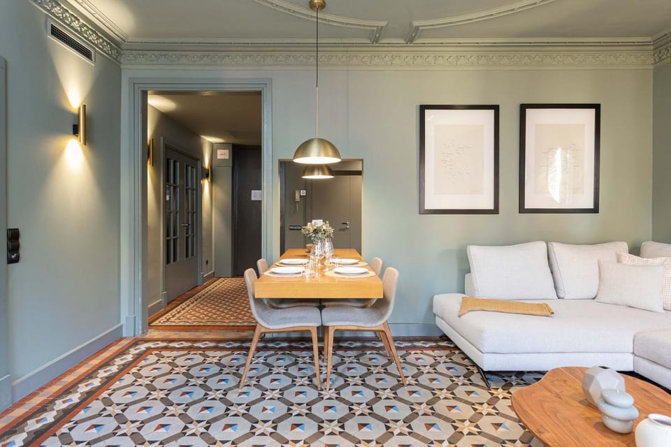 Unique Rentals - Luxurious Oasis House in Barcelona