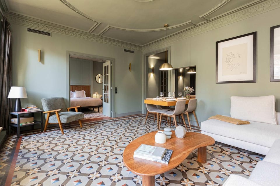 Unique Rentals - Luxurious Oasis House in Barcelona