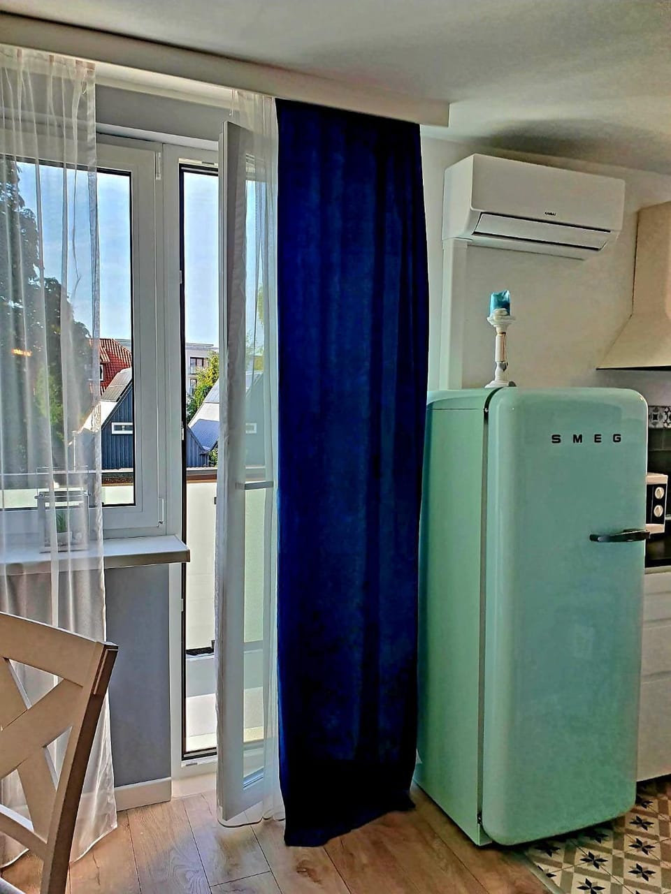 Kitchen or kitchenette, air conditioner