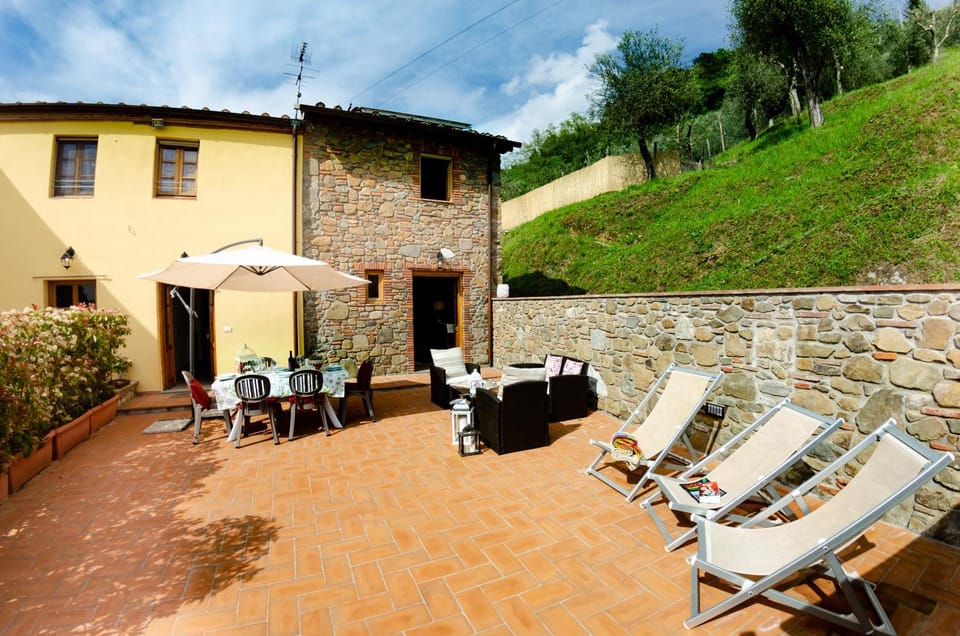 Property building, Patio, Day, Seating area, sunbed