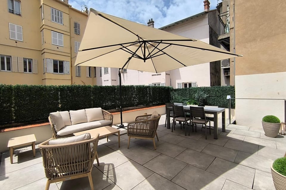 Patio, Day, Seating area, Dining area