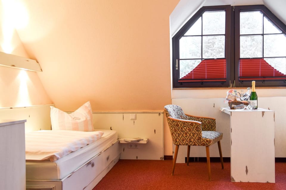 Bed, Photo of the whole room, Seating area