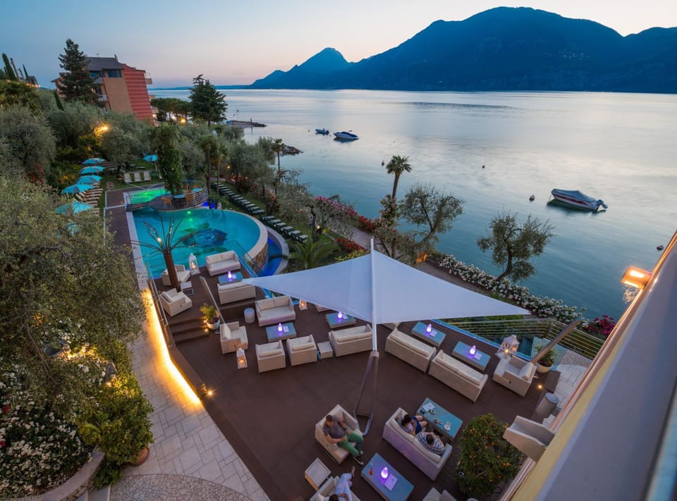 Property building, Natural landscape, Hot Tub, Lounge or bar, Lake view, Mountain view, Pool view, Swimming pool, Alcoholic drinks, sunbed