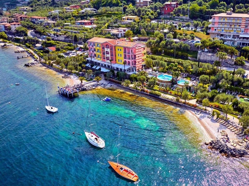 Property building, Day, Natural landscape, Bird's eye view, Beach, Lake view, Swimming pool