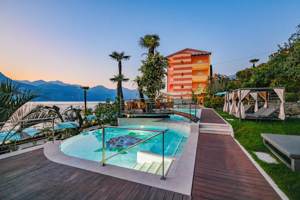 Night, Natural landscape, Hot Tub, Pool view, Swimming pool, sunbed