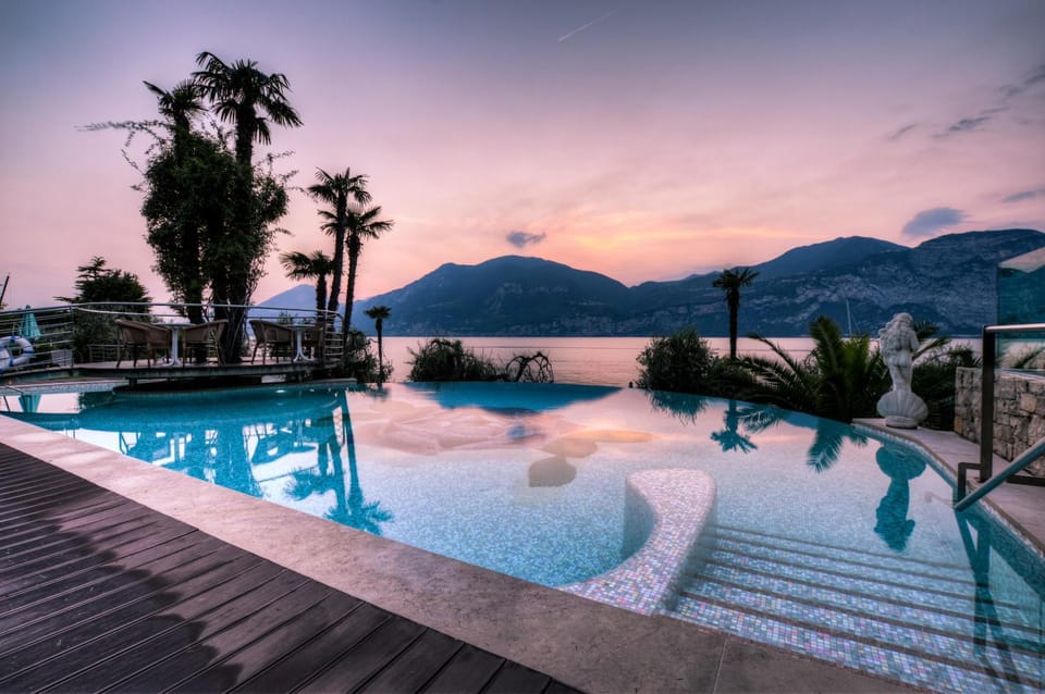 Property building, Night, Bird's eye view, Hot Tub, Lounge or bar, Lake view, Mountain view, Pool view, Swimming pool