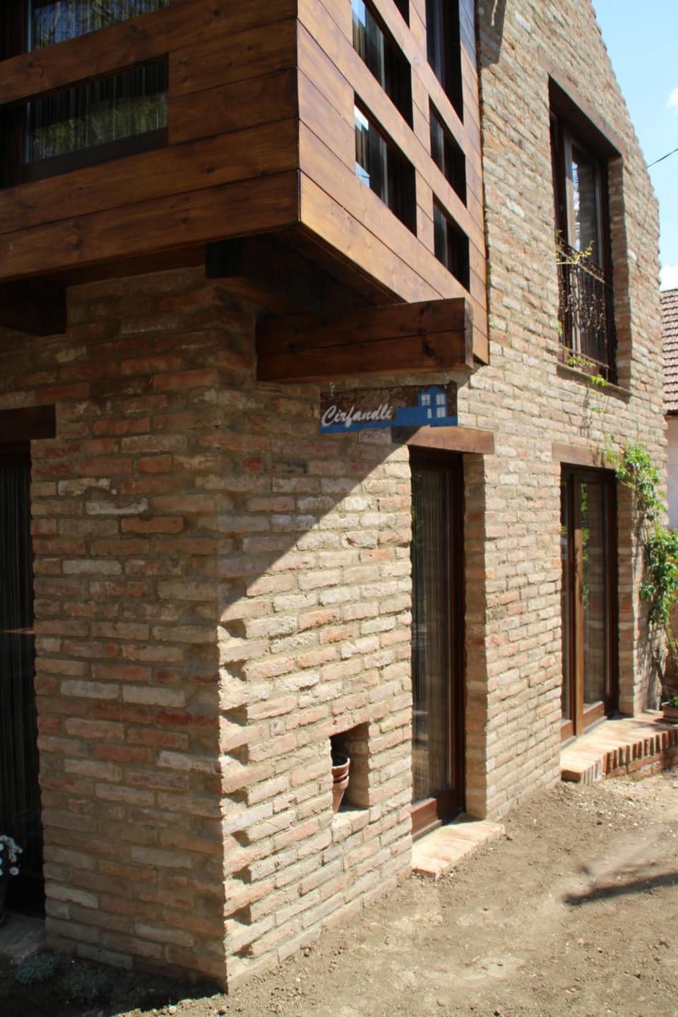 Facade/entrance