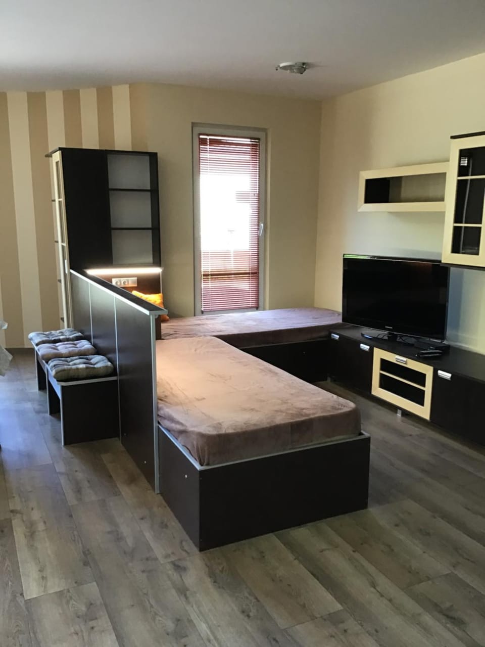 Bed, Living room