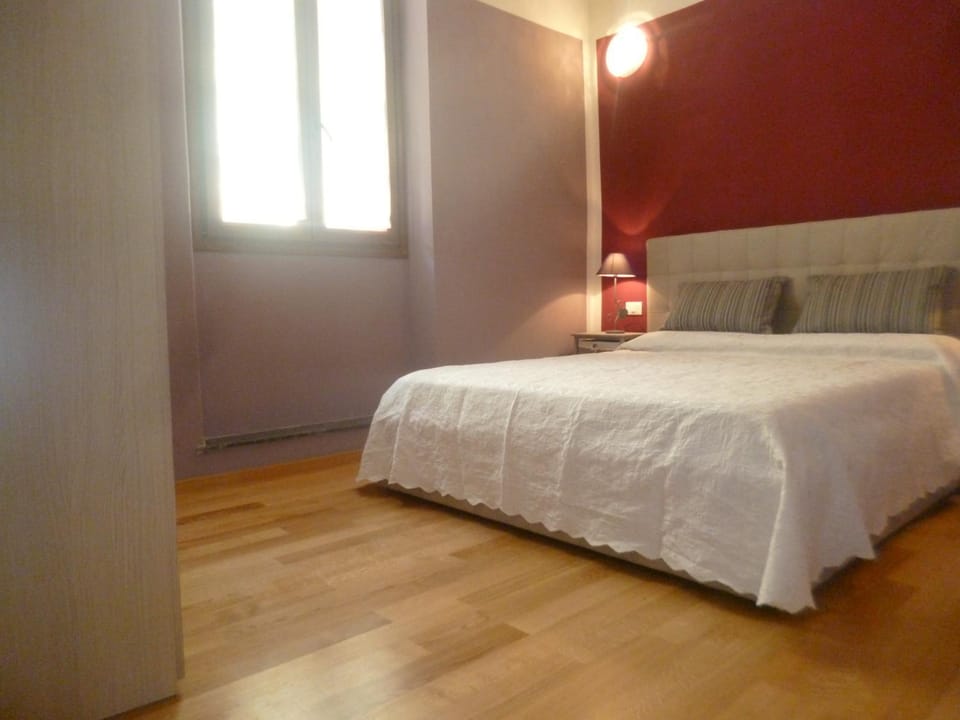 Photo of the whole room, cot