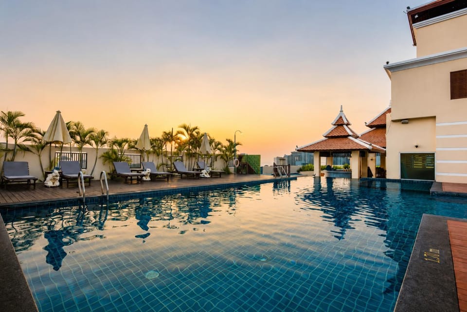 Property building, Day, Swimming pool, sunbed