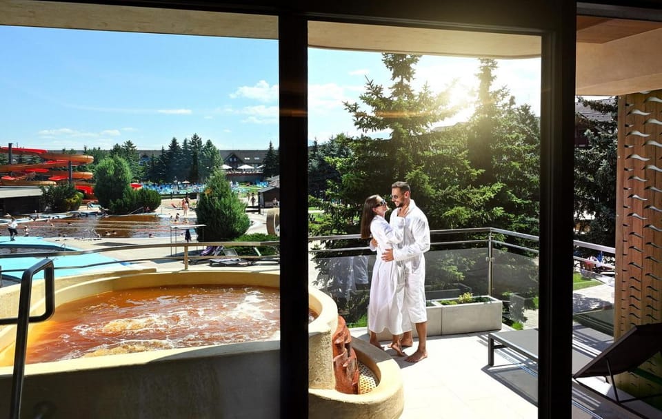 Property building, Hot Tub, Swimming pool