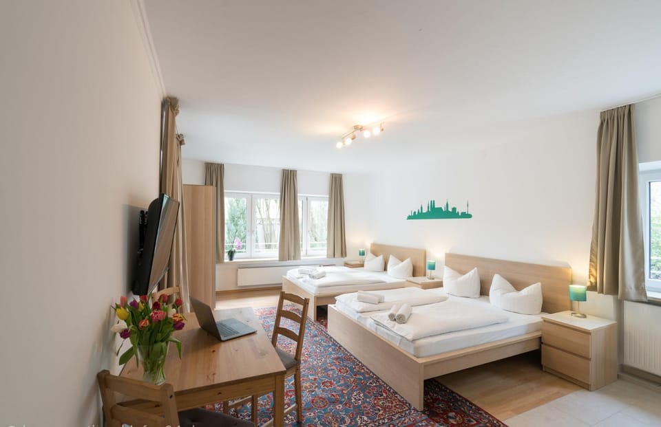 Bed, TV and multimedia, Living room, Photo of the whole room, Seating area, Bedroom, towels