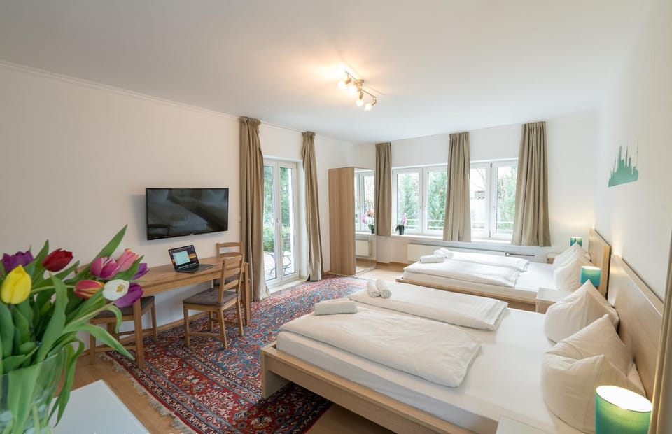 Bed, TV and multimedia, Photo of the whole room, Bedroom