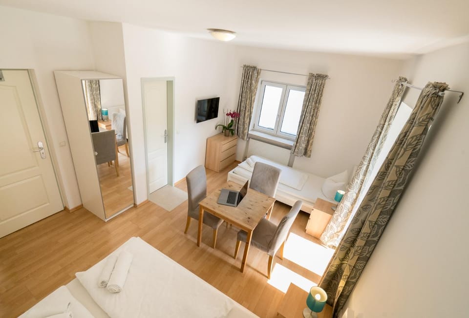 Bed, TV and multimedia, Kitchen or kitchenette, Living room, Photo of the whole room, Seating area, Dining area, Bedroom, wardrobe