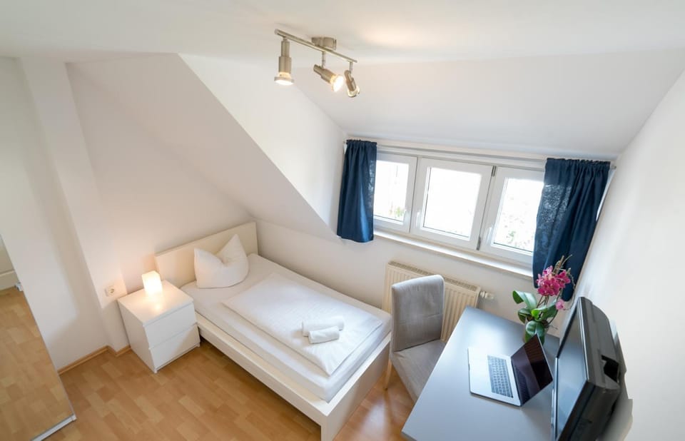 Bed, TV and multimedia, Living room, Photo of the whole room, Seating area, Bedroom