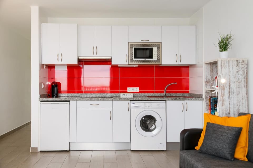Coffee/tea facilities, Kitchen or kitchenette, Living room