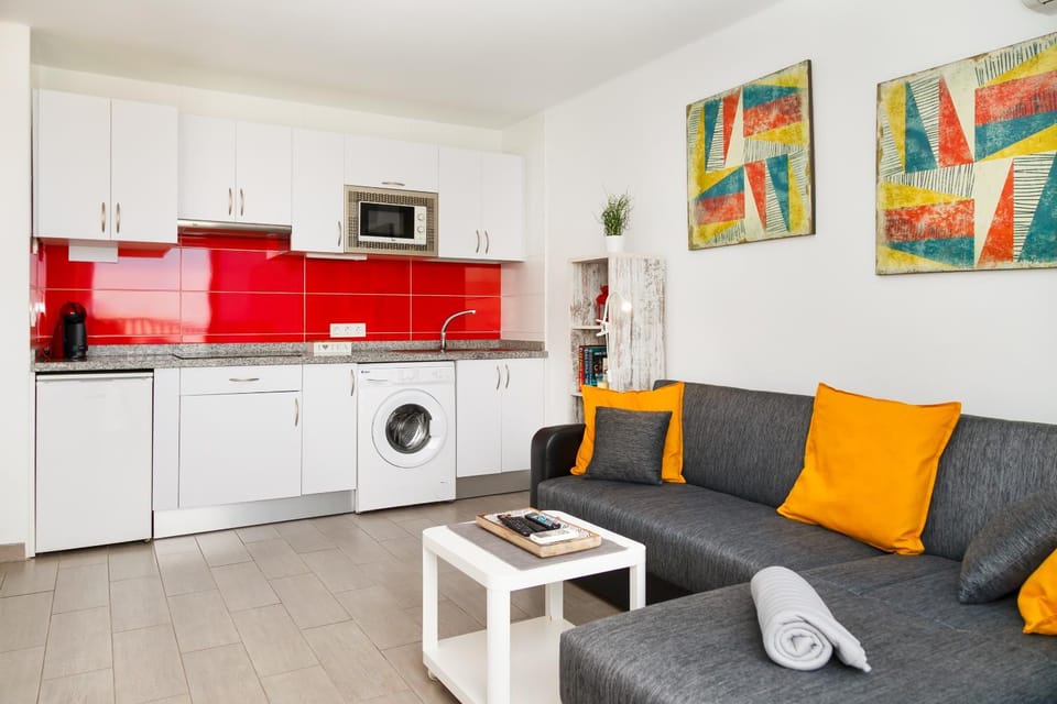 Coffee/tea facilities, Kitchen or kitchenette, Living room, Dining area