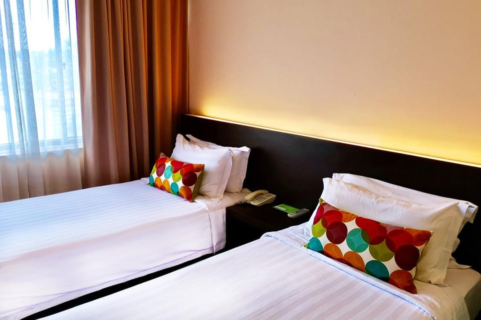 TV and multimedia, Photo of the whole room, Decorative detail, Bedroom, City view, Street view