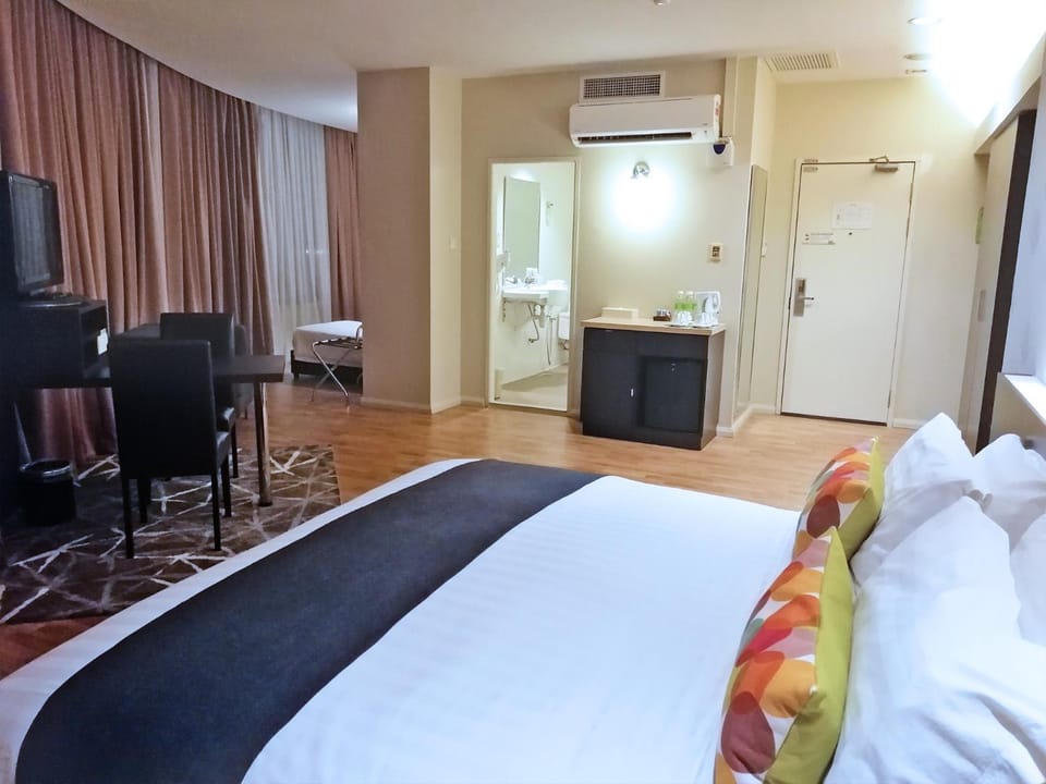 Photo of the whole room, Decorative detail, Decorative detail, City view