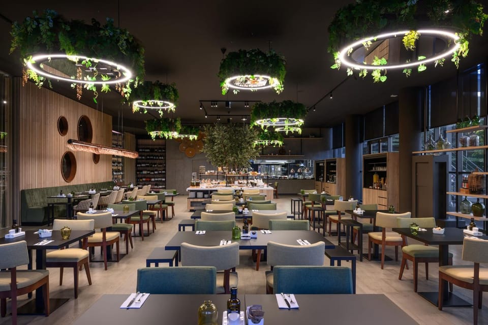 Restaurant/places to eat, Kitchen or kitchenette, Food and drinks, Dining area