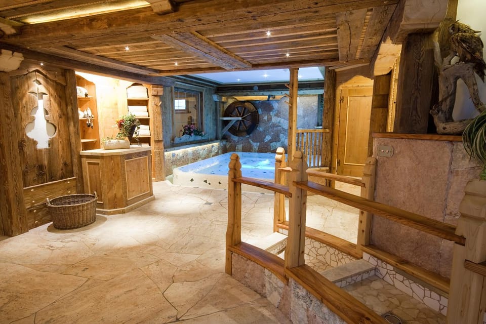 Activities, Hot Tub, Massage, Sauna, Solarium, Steam room, Spa and wellness centre/facilities