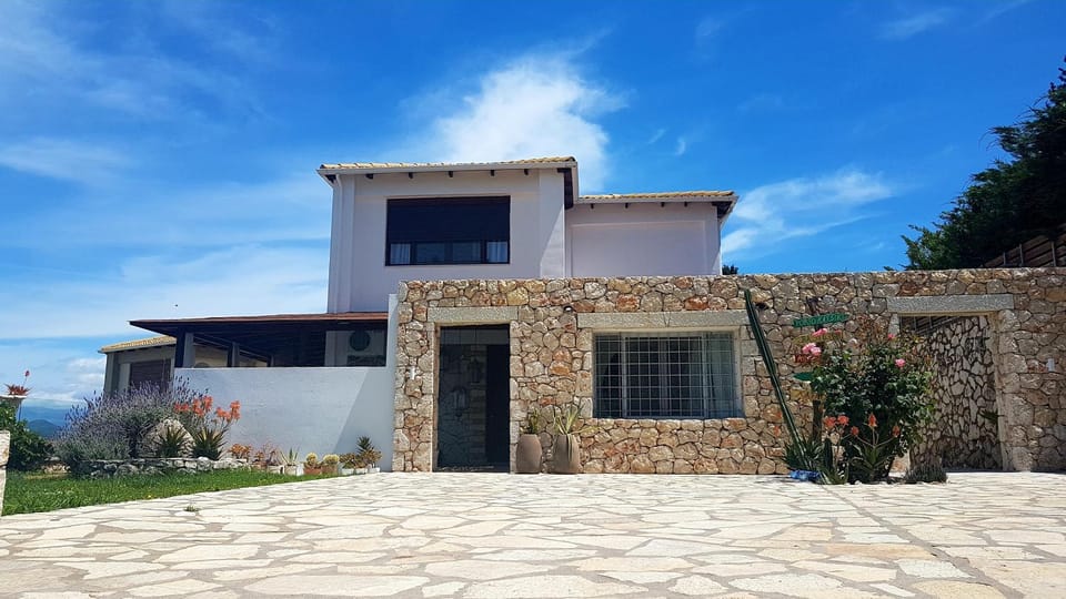 Property building, Facade/entrance, Day