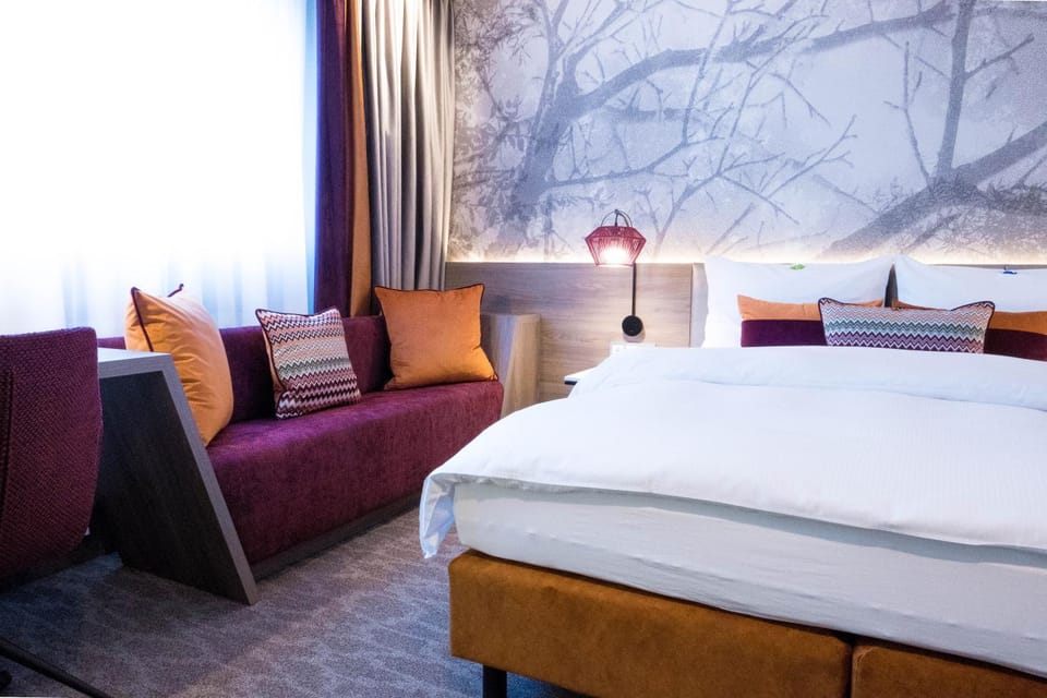 Bed, Photo of the whole room, Seating area