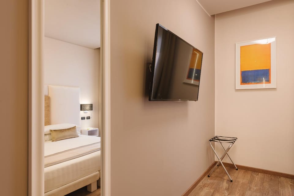 TV and multimedia, Other, Photo of the whole room, Decorative detail