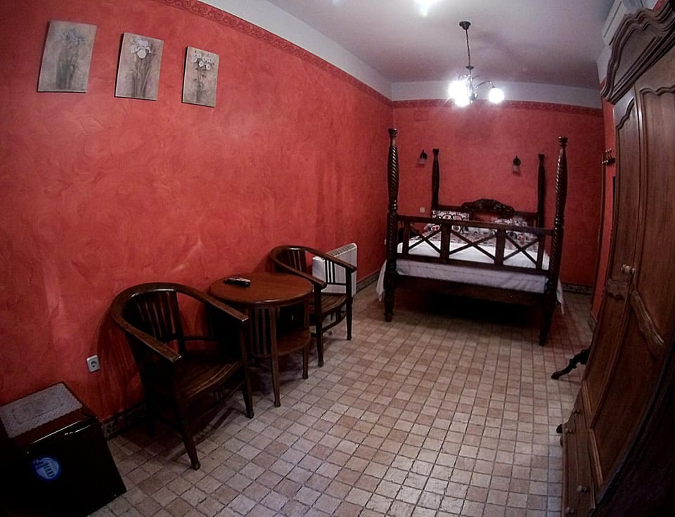 Photo of the whole room, Decorative detail