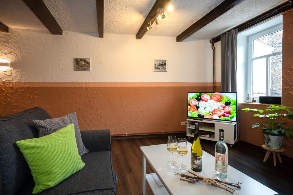 TV and multimedia, Living room, Seating area, Evening entertainment