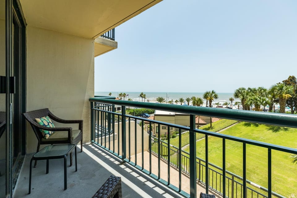 San Luis Getaway #435 by Vacasa Apartment in Galveston Island
