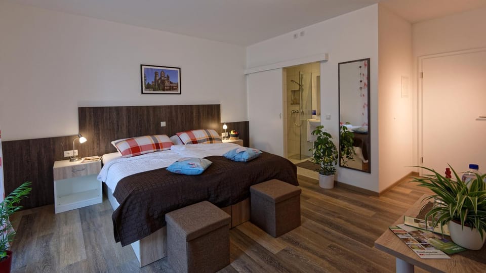 Photo of the whole room, Decorative detail