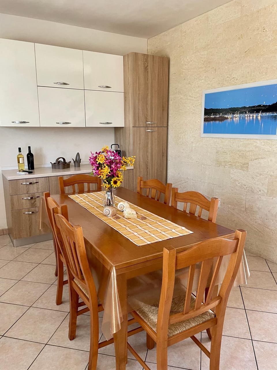 Kitchen or kitchenette, Living room, Seating area, Dining area