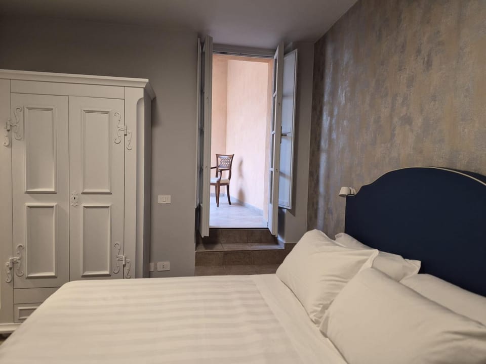 Bed, Balcony/Terrace, Photo of the whole room, Bedroom