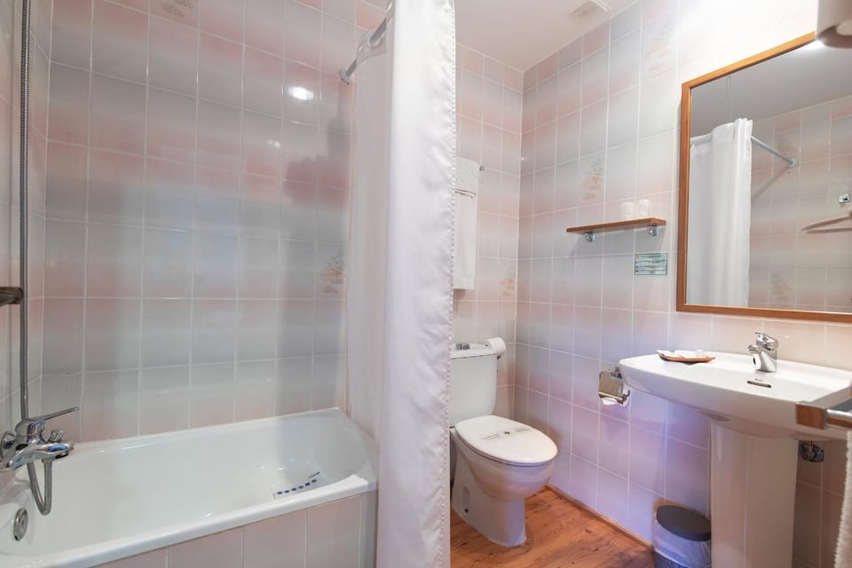 Bathroom, Bath, towels