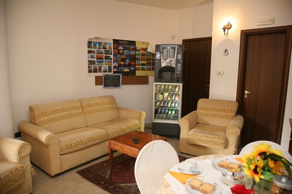 Communal lounge/ TV room, Lobby or reception, Lounge or bar, Evening entertainment, Area and facilities, Entertainment, Drinks, Non alcoholic drinks