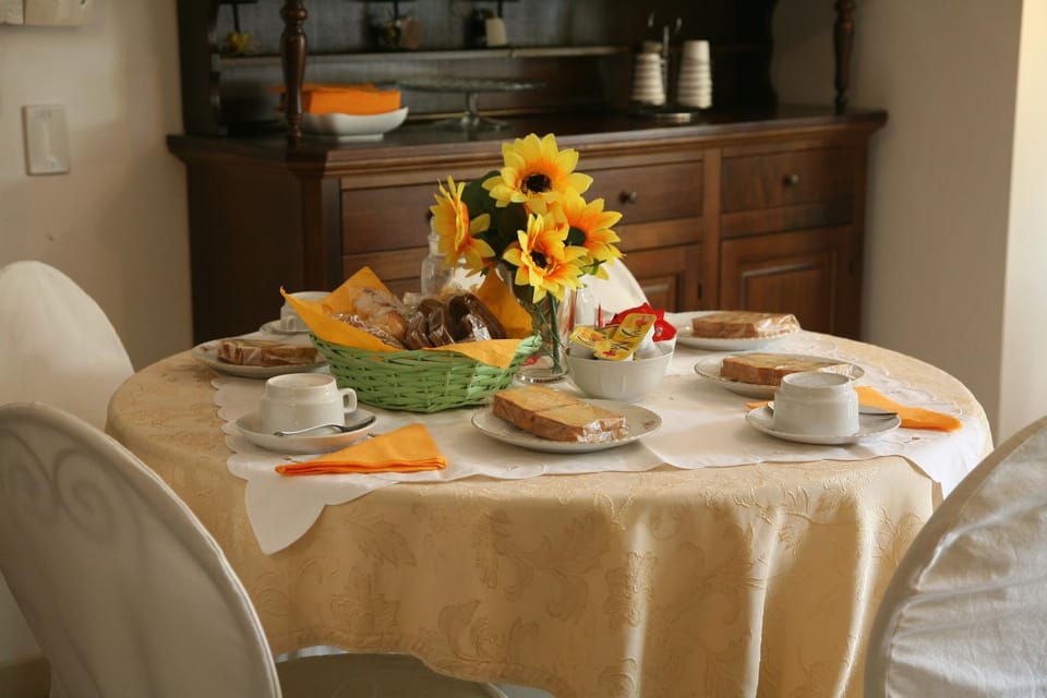 Communal lounge/ TV room, Italian breakfast
