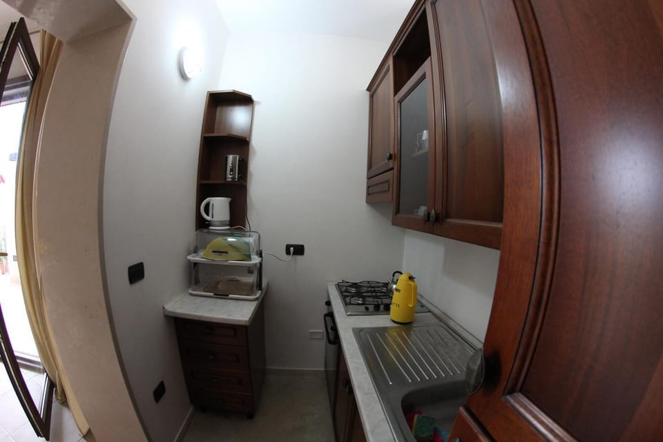Communal kitchen, Food