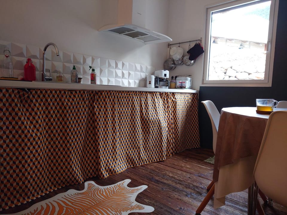 Dining area, kitchen