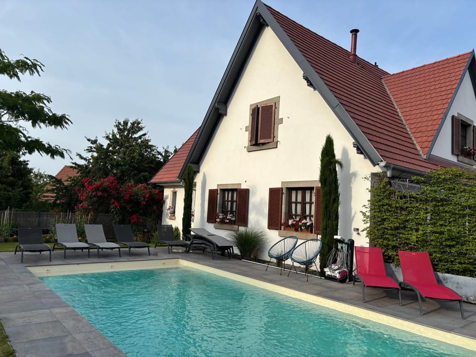 Property building, Garden view, Pool view, Swimming pool, sunbed