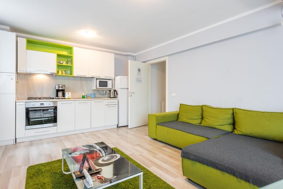 Coffee/tea facilities, Kitchen or kitchenette, Living room, Seating area