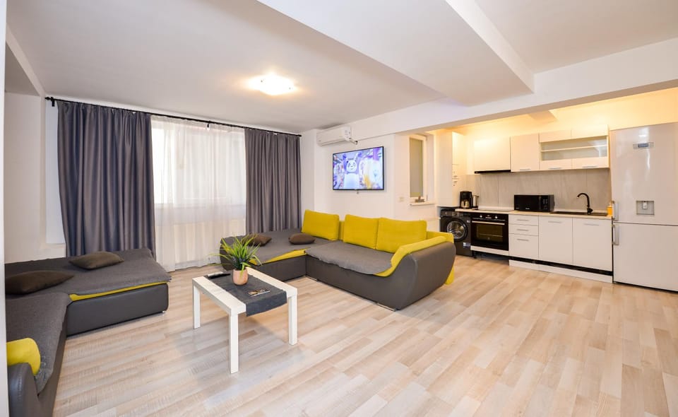 TV and multimedia, Kitchen or kitchenette, Living room, Seating area, Dining area