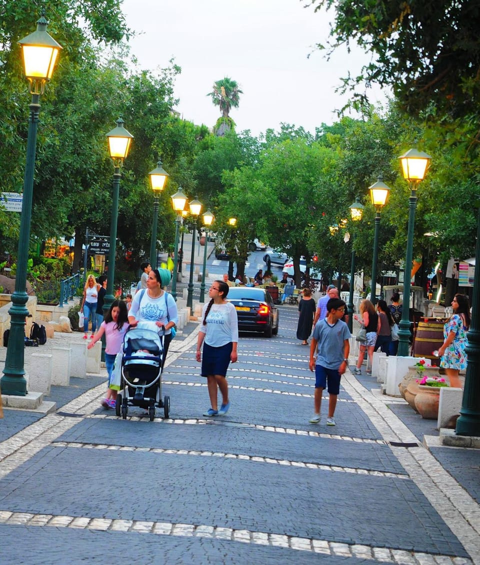 Nearby landmark, Restaurant/places to eat, Neighbourhood, Shopping Area