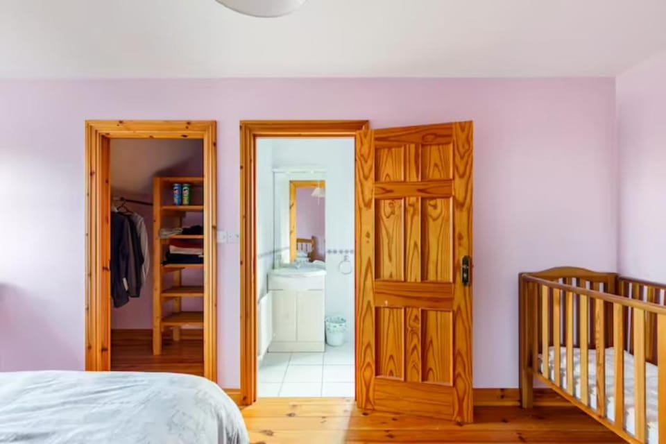 Property building, Bed, Bathroom, Bedroom, wardrobe
