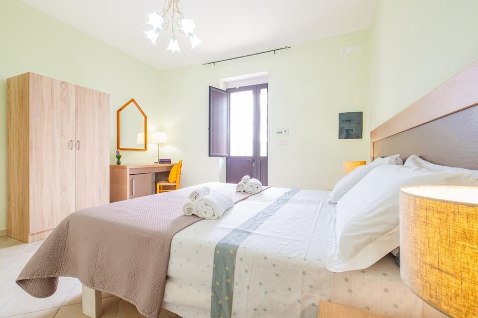 Bed, Photo of the whole room, Bedroom, hair dresser, wardrobe