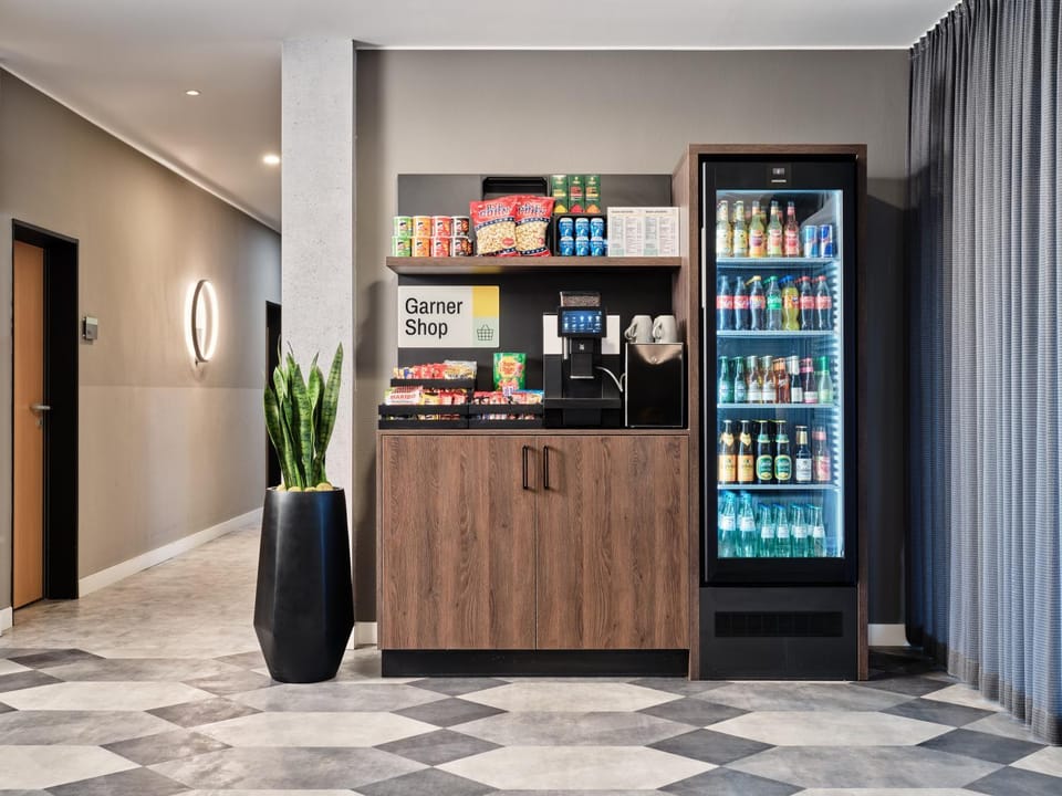Coffee/tea facilities, Lobby or reception, Food and drinks, Drinks, vending machine