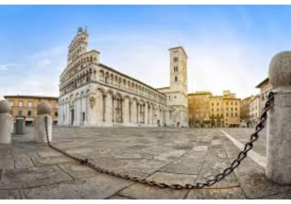 Property building, Nearby landmark, Day, Location