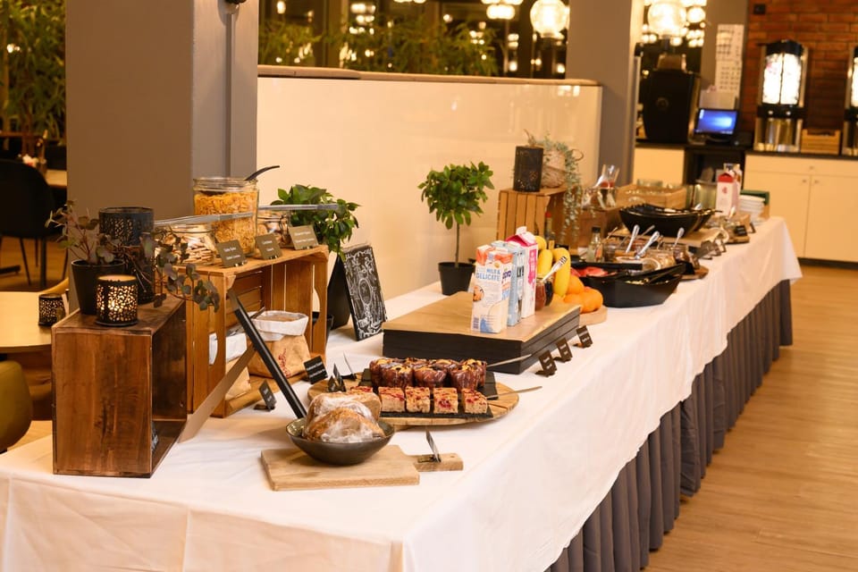 Restaurant/places to eat, Breakfast, Buffet breakfast